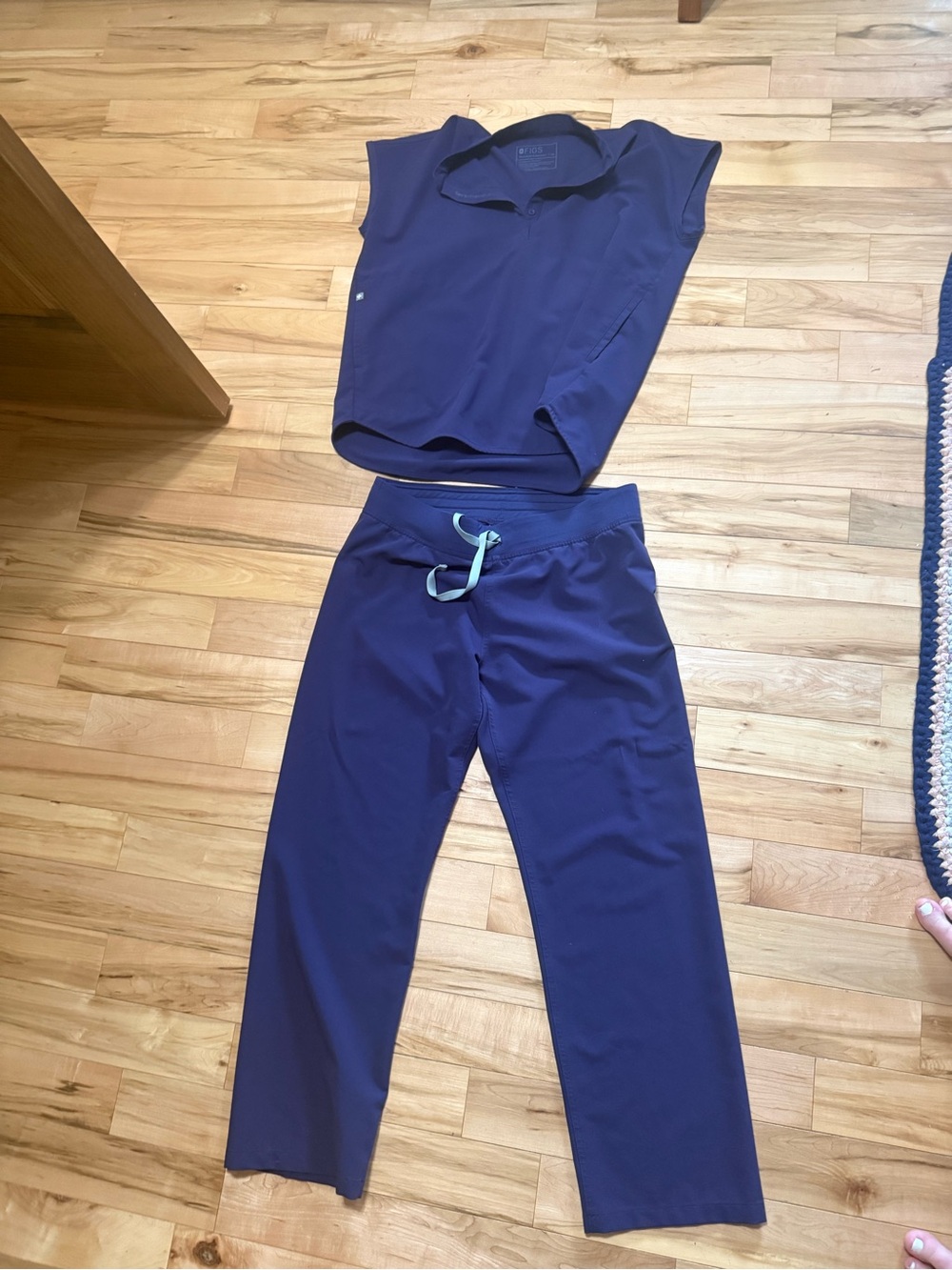 Figs purple shadow scrub set